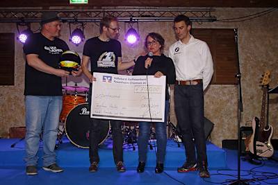 Waldis Lebensgefährtin Heike Teschner bekam den Scheck überreicht