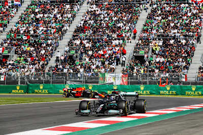 Lewis Hamilton vor Sergio Pérez