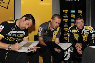 Tom Lüthi in der Box des Teams Interwetten Paddock