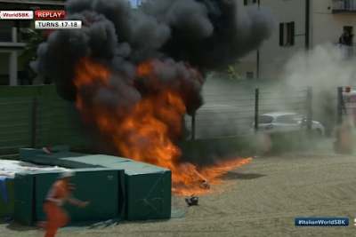 Die Aprilia von Eugene Laverty brannte lichterloh