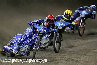 Bartosz Zmarzlik (vorne) auf dem Weg zum Sieg