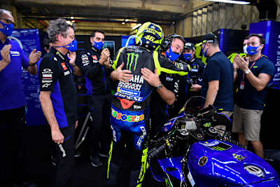 Valentino Rossi umarmt seinen treuen Mechaniker Alex Briggs