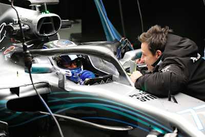 Toto Wolff am Wagen von Valtteri Bottas