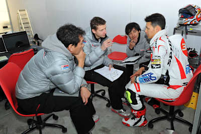 Takaaki Nakagami (re.): Im japanischen Team wird anders gearbeitet als bei Italtrans