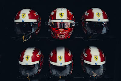 Der neue Helm von Charles Leclerc (oben Mitte)
