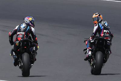 Toprak Razgatlioglu (li.) und Michael van der Mark schauen aufeinander