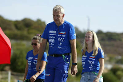 Lucy Michel (re.) mit ihrem Teamchef Stefan Laux und ihrer Mama