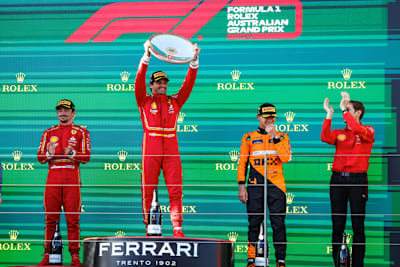 Carlos Sainz nach seinem Sieg in Australien, rechts von ihm Lando Norris