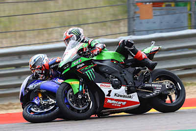 Aragon im Mai: Gerloff will Rea überholen, stürzt und kollidiert mit dem Champion