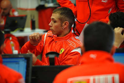 Rossi darf sich wieder den roten Overall überstreifen