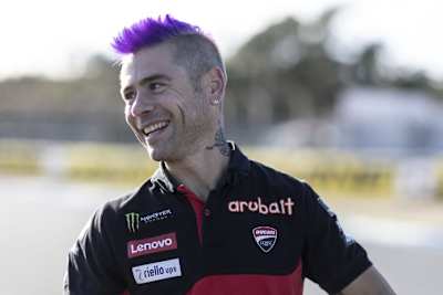 Alvaro Bautista mit lila Irokese