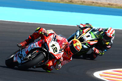 Acht Runden lang konnte sich Javier Fores vor Johnny Rea halten