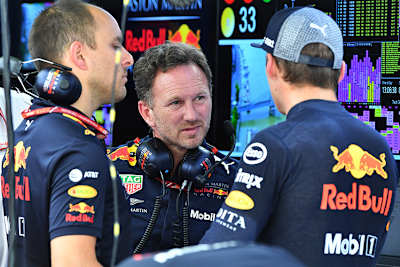 Max Verstappen erklärt in der RBR-Box, was passiert ist, in der Mitte hört Christian Horner zu