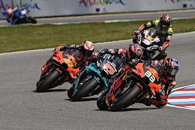 Da ging es rund: Brad Binder (33) vor Fabio Quartararo (20), Pol Espargaró (44) und Zarco (5)