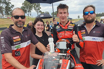 Oli Bayliss (auf dem Bike) erlebt seine WM-Premiere