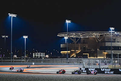 Die MotoGP-Rennen in Katar finden bei Flutlicht statt