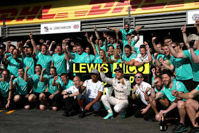 Siegfeier bei Weltmeister Mercedes-Benz