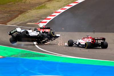 George Russell ist über Kimi Räikkönen gestolpert