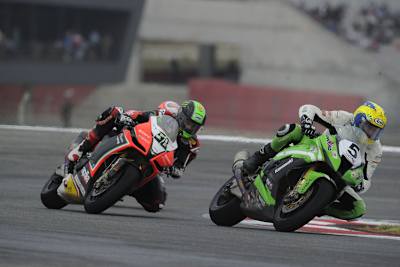 Lundh (5) im Positionskampf mit Eugene Laverty (58)