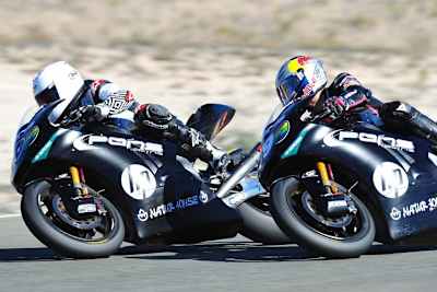 Maverick Viñales (li.): Der Rookie ist seinem Teamkollegen Luis Salom eine Nasenlänge voraus