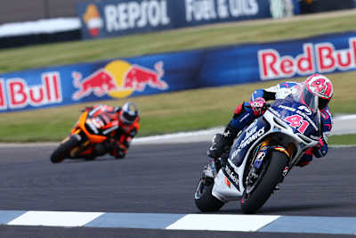 Aleix Espargaró (41) vor Colin Edwards