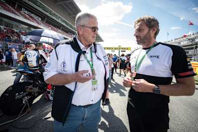 Jürgen Röder (li.) mit BMW-Rennchef Marc Bongers