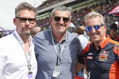 Günther Steiner (M.) mit dem aktuellen Tech3-Besitzer und -Teamchef Hervé Poncharal (r.) und dem künftigen Teamchef Richard Coleman