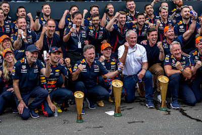 Die Red Bull Racing-Mannschaft feiert den Sieg beim Grossen Preis von Österreich 2023