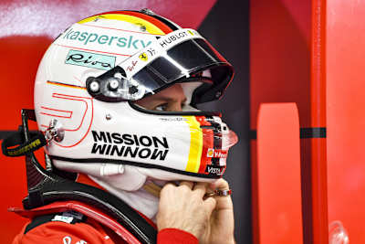 Sebastian Vettel hält die deutsche Flagge aufrecht