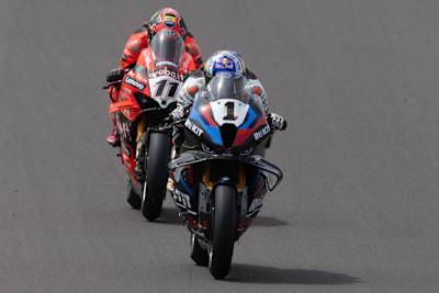 Siegen Toprak Razgatlioglu (vorne) oder Nicolo Bulega auch mit noch weniger Sprit?