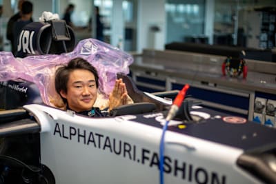 Yuki Tsunoda bei der Sitzprobe