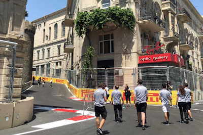 Pascal Wehrlein mit seinen Manor-Technikern eingangs Kurve 8