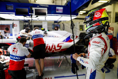 Mick Schumacher beobachtet alles ganz genau