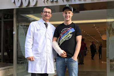 Jonathan Rea mit seinem spanischen Arzt