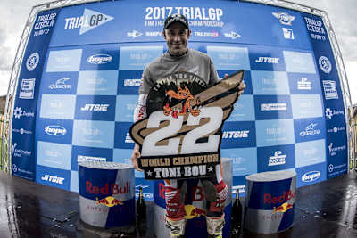 Toni Bou (Mitte) feierte seinen 22. Trial-WM-Titel