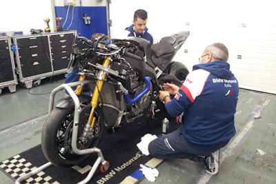 Heute ist es soweit: Die neue BMW S1000RR darf auf die Rennstrecke