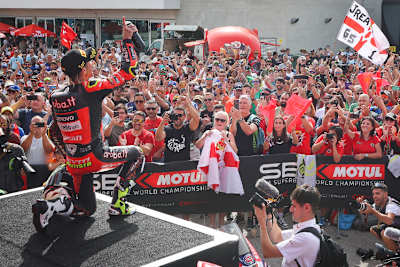 Alvaro Bautista genießt seine Siege