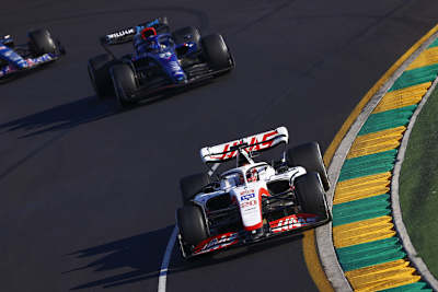 Kevin Magnussen in Australien vor dem späteren Zehntplatzierten Alex Albon