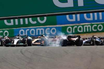 George Russell (links) hat den Ferrari von Carlos Sainz umgedreht