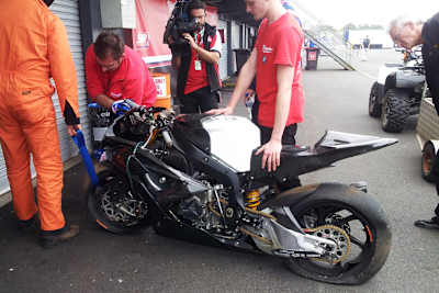 Viel blieb an der BMW S1000RR nicht ganz