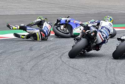 Cal Crutchlow am Boden, Abraham wetzt innen vorbei