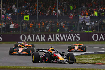 Max Verstappen vor den beiden McLaren