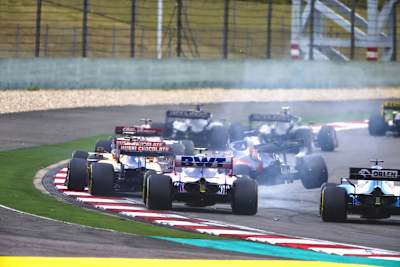 Kvyat rumpelt mit den McLaren zusammen