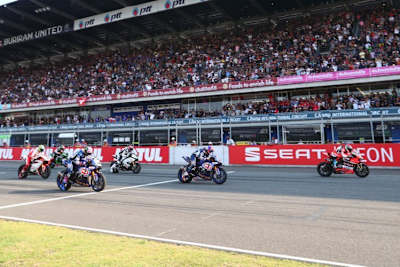 Zweites Rennen in Thailand: Marco Melandri (Ducati) startet vor den Yamaha-Assen Michael vd Mark und Alex Lowes von der Pole 