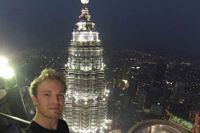 Nico Rosberg hat einen der beiden Petronas Twin Towers bezwungen