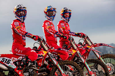 Simon Längenfelder mit seinen GASGAS-Teamkollegen Jorge Prado und Mattia Guadagnini