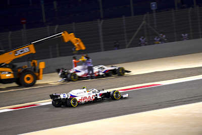 Mick Schumacher zischt am Wagen seines Haas-Stallgefährten Nikita Mazepin vorbei