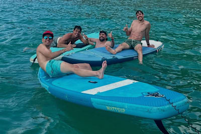 Alex Márquez mit Bruder Marc und Freunden