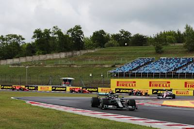 Lewis Hamilton fährt auf und davon