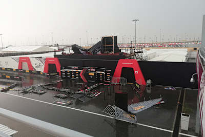 Das Siegerpodest wurde vom Sturm verwüstet